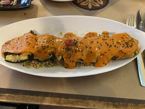 Bon resto pour mettre tout le monde d’accord (tapas, options vege, vegan et gluten free), même pour les dessert ! (En photo, courgettes farcie et pana cota chocolat)  at La Bartola in Sevilla