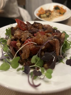 Eggplant tapa with olives and cherry tomatoes! 😍 #Veganuary at La Bartola in Sevilla