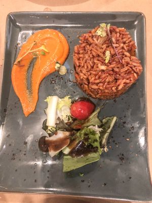 Rice with salad at La Bartola in Sevilla