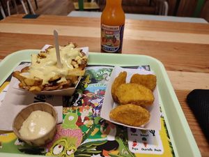 nuggets with mayo and fries with "cheese" sauce at Velicious Burger in Strasbourg