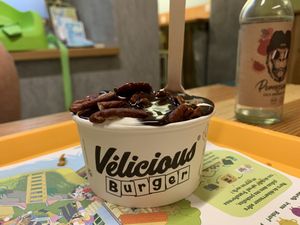 Sundae chocolat pécan  at Velicious Burger in Strasbourg
