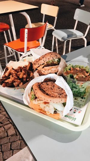 BBQ Burger, Cheeseburger, Pommes und Salat at Velicious Burger in Strasbourg