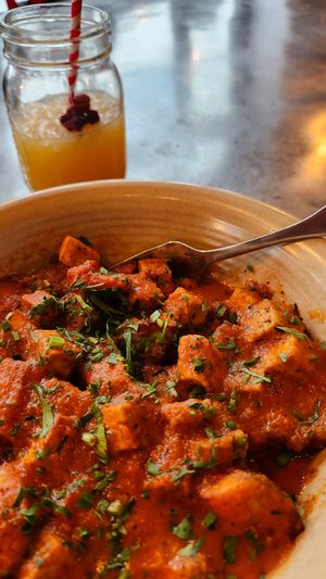 Poutine La Végane avec soda à la mangue at Chic Shack in Quebec