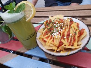 Vegan nachos and lemonade at Almalibre Acai Bar in Barcelona