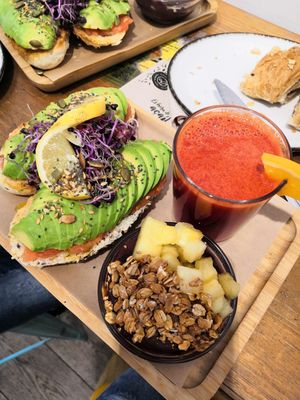 Fresh and acai bowl with tippings are include at Almalibre Acai Bar in Barcelona