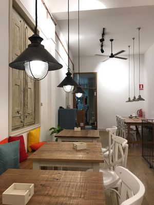 Simple decor, bright and welcoming atmosphere at Almalibre Acai Bar in Barcelona