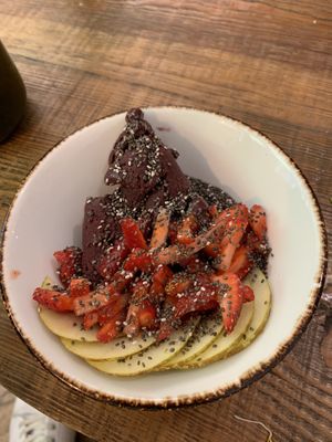 Açaí bowl at Almalibre Acai Bar in Barcelona