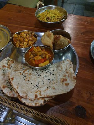 Samosas and two different sabjis, with vegan bread at Om Namo in Minsk
