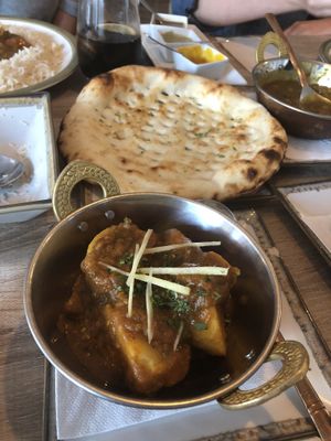 Bombay aloo and garlic naan at Spice Garden in Sitges