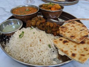 One person menu: 2 curries, naan bread, rice and pakora with mint sauce at Spice Garden in Sitges