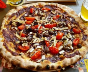 pizza vegana con crema di radicchio e olive taggiasche at Cortina Pub in San Michele Al Tagliamento