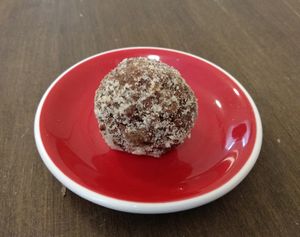 Boule d'énergie. (Bon mais attention les dents, il y a des morceaux dur à l'intérieur!)  at Yem'a Paris in Paris