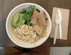 Riz, quinoa, guacamole, pain chaud et très bon! at Yem'a Paris in Paris