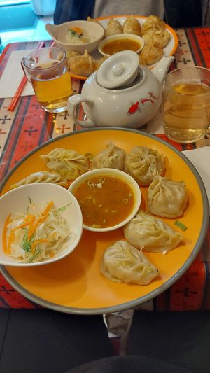 Steamed momos (close), fried momos (opposite) and jasmine tea. at Momos Tibetain in Strasbourg