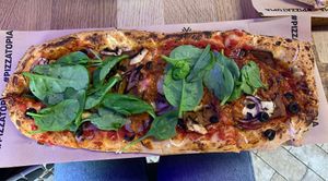 Pizza Nieboczek con salsa de tomate at Pizzatopia in Krakow