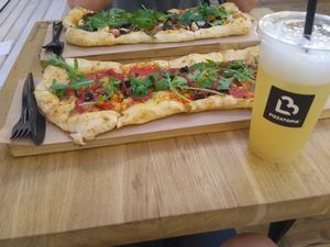 Pizza with vegan mozarella and lemonade at Pizzatopia in Krakow