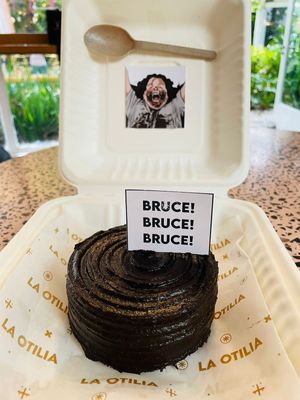 Mini Bruce (pastel de chocolate vegano 2 porciones)

Mini Bruce (chocolate vegan cake 2 servings) at La Otilia in Mexico City
