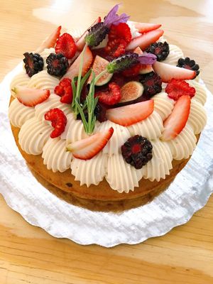 Pastel de Vainilla y Frutos Rojos Vegano 

Vegan Vanilla and Red Fruit Cake at La Otilia in Mexico City