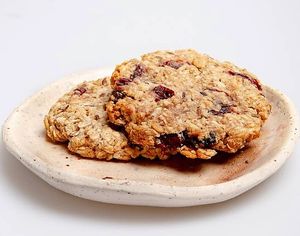 Galleta de avena con coco y arándano

Oatmeal, coconut & cranberry cookie at La Otilia in Mexico City