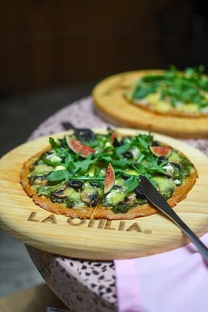 Variedad de pizzas con bases veganas y puedes cambiar a queso vegano. Agrega chorizo vegano, aguacate o tofu.

Variety of pizzas with vegan bases and you can change to vegan chee at La Otilia in Mexico City