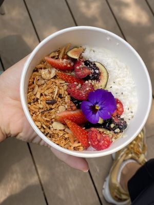 Yogurt de coco con probióticos y granola 

Coconut yogurt with probiotics and granola at La Otilia in Mexico City