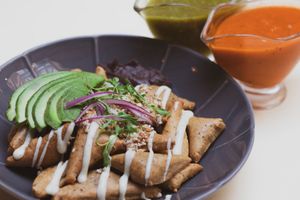 Chilaquiles La Otilia con salsa verde o roja, puedes elegir entre totopo de amaranto o de almendra

Chilaquiles with red or green sauce. You can choose amaranth or almond nacho at La Otilia in Mexico City