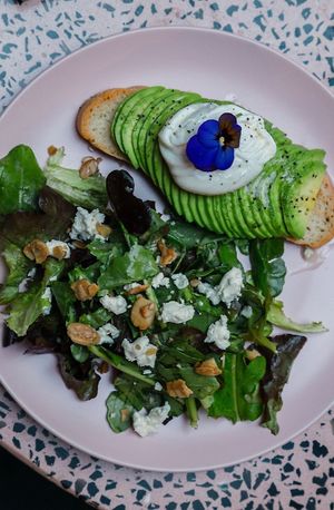 Toast de aguacate, cambia por chorizo vegano arriba o tofu

Avocado toast, swap for vegan chorizo ​​on top or tofu at La Otilia in Mexico City