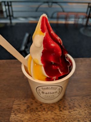 Raspberry and passionfruit topping at Ballon in Tokyo
