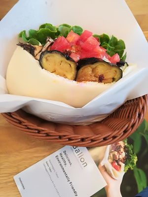 regular falafel 780yen at Ballon in Tokyo