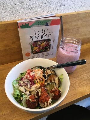 falafel salad bowl & banana berry smoothie  at Ballon in Tokyo