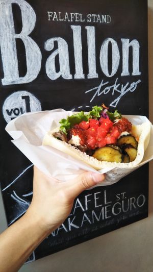 Beautiful toppings with spicy harissa! at Ballon in Tokyo