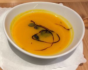 Vegan pumpkin soup drizzled with pumpkin seed oil at Nova Essen & Trinken in Kempten