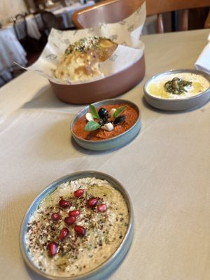 Hummus mit Brot aus dem Ofen  at Daredzhani in Almaty