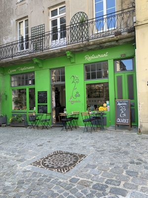 Façade du restaurant, nous avons manger en extérieur en face.  at Annadata in Saint-malo