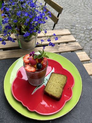 Verrine graines de chia avec compote rhubarbe-fraises + cake vert  at Annadata in Saint-malo