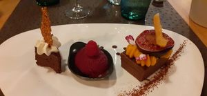 Wonderful restaurant with almost all menu is vegan. A professionnal and attentive service, all fresh and tasty ingredients and the know how of the Chef and the brigade. You are sur at Annadata in Saint-malo