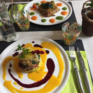 devant : riz au curcuma, palet de lentilles corail, betterave et patate douce, épinard et fenouil, sauces courge et betterave
derrière : moussaka, basilic pourpre et courge, sauces persil et tomate at Annadata in Saint-malo