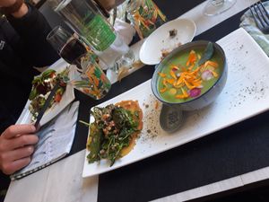 Les différentes entrées, vegan devant, végétarienne à gauche at Annadata in Saint-malo