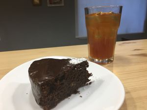 Te y tarta cacao  at Empatia Rincon Vegano in Madrid