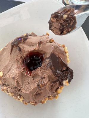 Eisbecher „TARTUFO VEGAN“ 7,90€, flüssiger Kirsch-Kern  at Cappuccini in Vilshofen An Der Donau