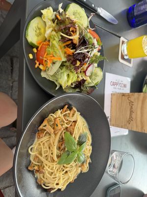 Spaghetti Funghi (vegane Sahne) und Beilagensalat (nur mit Mango-Chili-Dressing vegan!)  at Cappuccini in Vilshofen An Der Donau