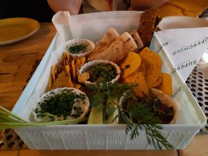 Starter to share: vegan super picnic (a few vegan patés, cruditées, nachos, raw crackers, etc.) at Superchulo in Madrid