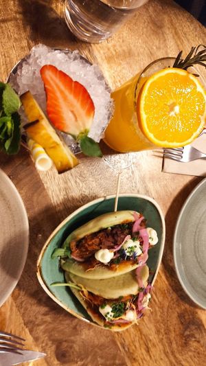 Tennessee baos con no pollo, y Rainbow drinks at Superchulo in Madrid