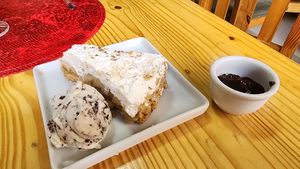 banana cream pie with chocolate chip(?) ice cream and chocolate sauce. yum. even the desserts felt healthy. at Edi Sabor Natural in Manaus