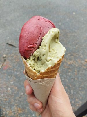 Berry sorbet, vegan pistachio gelato at Italienaren i Gubbängen in Farsta