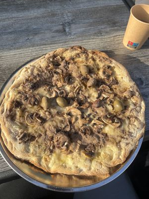 White pizza with truffle and vegan cheese.   at Italienaren i Gubbängen in Farsta