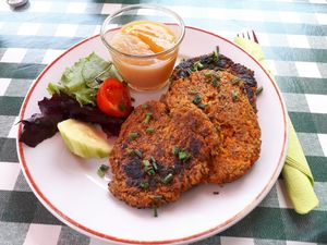 Vegane Zucchini-Möhren Puffer mit Fruchtmus. at Genusscelle in Celle