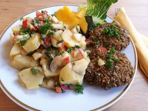 Kartoffelsalat u. Gemüsefrikadellen vegan at Genusscelle in Celle