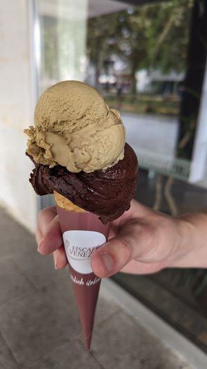 Pistazie und dunkle Schokolade at Eiscafe Venezia in Dresden