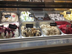 veganes Bananeneis / Himbeereis at Gelato Bar Bella in Trogir